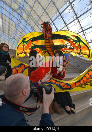 Cinese Yixing Gui (L-R) e Yu Jieqiong posano con un coloratissimo dragone cinese in occasione della prossima Home-Garden-Tempo Libero fiera consumatori a Leipzig, Germania, 06 febbraio 2013. Questo anno di Home-Garden-Tempo Libero fiera consumatori si concentra su Asia e ha luogo dal 09 fino al 17 febbraio 2013. Foto: HENDRIK SCHMIDT Foto Stock