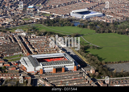 Vista aerea del Liverpool FC Anfield Stadium guardando attraverso lo Stanley Park di Everton FC Goodison Park Stadium, Liverpool Foto Stock