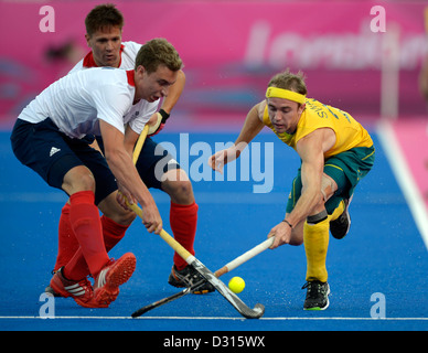 Australia Matthew Swann (a destra) e la Gran Bretagna Harry Martin. Hockey GBR Vs AUS Foto Stock