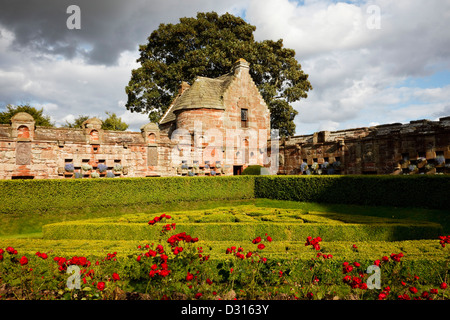 I giardini e la casa estiva, Castello Edzell, Angus, Scozia Foto Stock