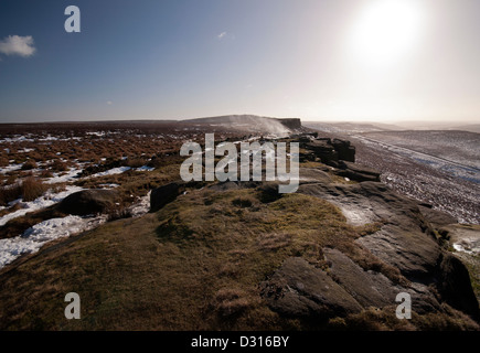 La vista verso sud lungo il bordo Stanage nel Parco Nazionale di Peak District in un freddo e ventoso, mattinata invernale. Foto Stock