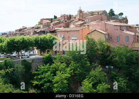 Il Luberon Roussillon villaggio sulla collina, Provenza, Francia Foto Stock
