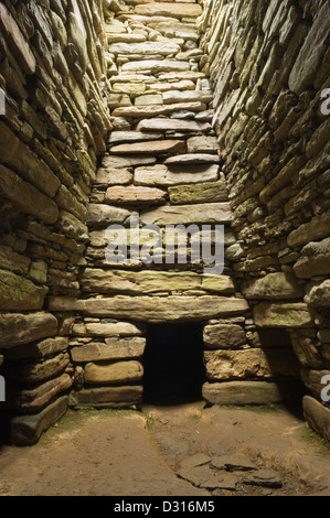 L'interno dell'Quoyness chambered cairn sull isola di Sanday, Orkney Islands, Scozia. Foto Stock