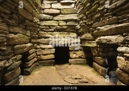 L'interno dell'Quoyness chambered cairn sull isola di Sanday, Orkney Islands, Scozia. Foto Stock