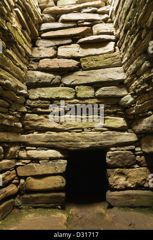 Interno del Quoyness chambered cairn sull isola di Sanday, Orkney Islands, Scozia. Foto Stock