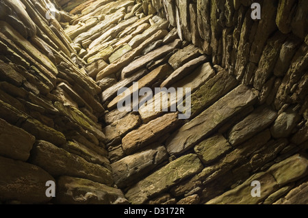 L'interno dell'Quoyness chambered cairn sull isola di Sanday, Orkney Islands, Scozia. Foto Stock