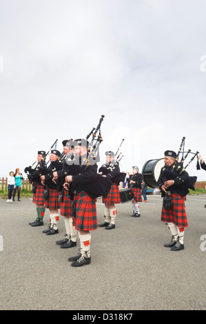 Scottish Pipe Band a suonare in un evento locale sull'isola di Sanday, Orkney Islands, Scozia. Foto Stock