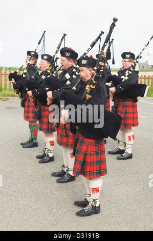 Scottish Pipe Band a suonare in un evento locale sull'isola di Sanday, Orkney Islands, Scozia. Foto Stock