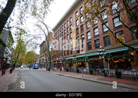 Vecchi magazzini e palazzi in mattoni rossi sulla storica via acqua in gastown Vancouver BC Canada Foto Stock