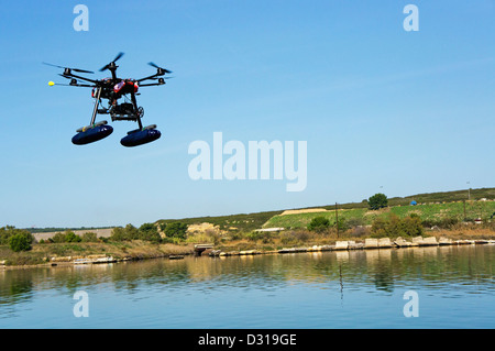 Drone o Drone (UAV) usata per la fotografia / riprese battenti da canal de Caronte, Martigues, Francia Foto Stock