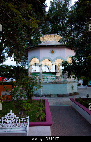 Gazebo in Piazza giardini nella piccola cittadina di Villa De Etla in Oaxaca - Messico Foto Stock