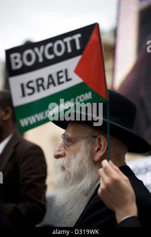 Rabbini contro il sionismo protestando per un anti Israele manifestazione a Londra, Foto Stock