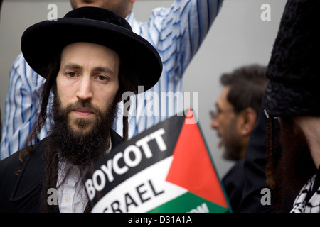 Rabbini contro il sionismo protestando per un anti Israele manifestazione a Londra, Foto Stock