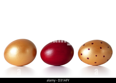 Le uova di pasqua su sfondo bianco. Dipinti a mano. Composizione di vacanza Foto Stock