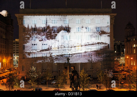 Le immagini proiettate sul Cunard Building, grado 2 edifici sul lungomare Liverpools celebrando Cunards 75esimo anniversario. Foto Stock