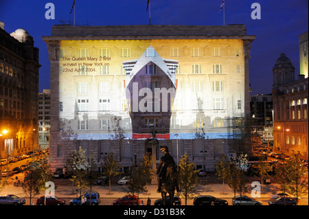 Le immagini proiettate sul Cunard Building, grado 2 edifici sul lungomare Liverpools celebrando Cunards 75esimo anniversario. Foto Stock