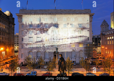 Le immagini proiettate sul Cunard Building, grado 2 edifici sul lungomare Liverpools celebrando Cunards 75esimo anniversario. Foto Stock
