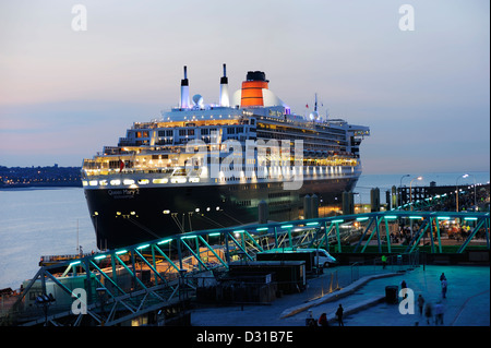 Queen Mary 2 ormeggiato a Liverpool waterfront per Cunards 75th. anniversario. Foto Stock