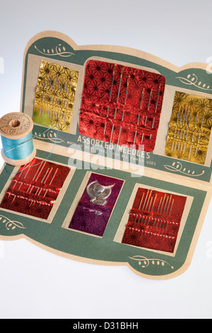 Assortimento aghi da cucire vintage in custodia in carta, USA Foto Stock
