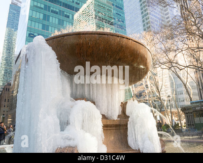 La Josephine Shaw Lowell fontana commemorativa, congelato durante la tempesta di neve Khan, Bryant Park, New York Foto Stock