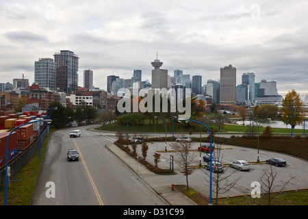 Guardando oltre il parco di granchio verso lo skyline di Vancouver su un grigio opaco nuvoloso giorno BC Canada Foto Stock