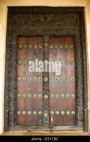 Vecchio Zanzibar porta decorata, Lamu, l'arcipelago di Lamu, Kenya Foto Stock