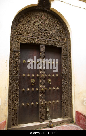 Vecchio Zanzibar porta decorata, Lamu, l'arcipelago di Lamu, Kenya Foto Stock