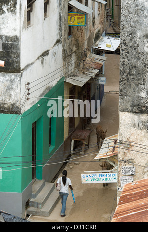 Vista sul tetto di Harambee avenue, la strada principale di Lamu town, Lamu, Kenya Foto Stock