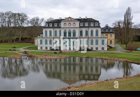 Il rococò-castello Wilhelmsthal riflette nello stagno vicino Calden, Germania, 03 febbraio 2013. Landgrave Wilhelm VIII di Hesse-Kassel impegnato il famoso architetto di corte da Monaco di Baviera François de Cuvilliés per costruire il castello tra il 1747 e il 1761. Foto: Uwe Zucchi Foto Stock