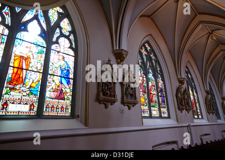 Le finestre di vetro macchiate e le stazioni della croce interno del santo rosario cattedrale Vancouver BC Canada Foto Stock