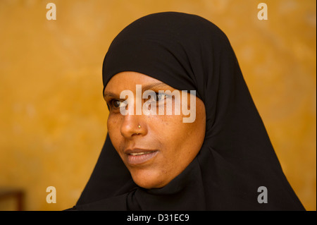 Il swahili donna che indossa un nero bui-bui, Lamu, l'arcipelago di Lamu, Kenya Foto Stock