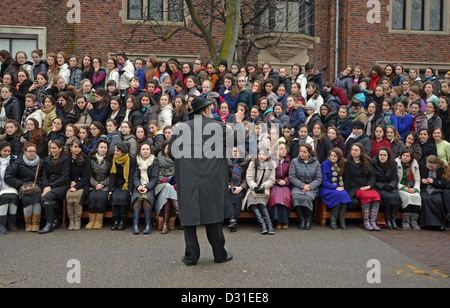 Un gruppo di obbedienza Hassidica israeliani ebrei che posano per una foto a Lubavitch sede a Brooklyn, New York Foto Stock