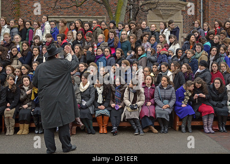 Un gruppo di obbedienza Hassidica israeliani ebrei che posano per una foto a Lubavitch sede a Brooklyn, New York Foto Stock