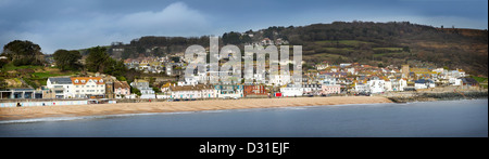 Una vista di Lyme Regis preso dal Cobb attraverso la baia di Lyme. Foto Stock