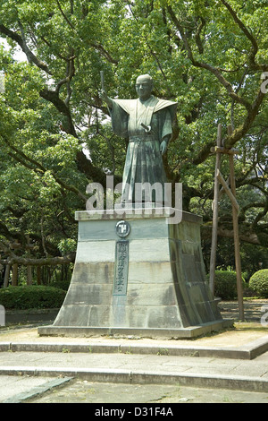 La statua di Hachisuka Iemasa onora il daimyo che fondò il clan Hachisuka a Tokushima, provincia di Awa. Si erge come marcatore storico nella prefettura di Tokushima, in Giappone, per commemorare il suo ruolo nella storia feudale giapponese. Foto Stock