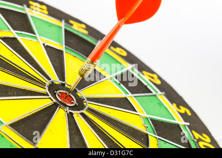 Dart rosso di colpire un bersaglio, isolato su bianco Foto Stock