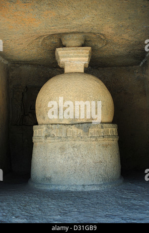 Grotta 2B, Kanheri Caves Mumbai. Rock-cut stupa.L'ombrello viene a contatto con il soffitto. Foto Stock