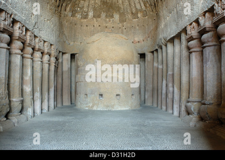 Grotta 3, Kanheri Caves Mumbai. Vista interna del Chaitya hall mostra pilastri e stupa (Harmika mancante). Foto Stock