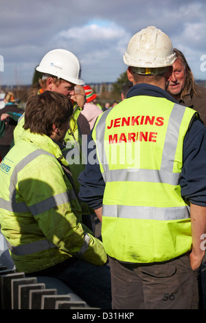 Hochtief workman guardando la croce di pubblico per l'apertura del nuovo twin vele il sollevamento ponte che attraversa il porto di Poole in Poole, Dorset Regno Unito il 25 feb. Foto Stock