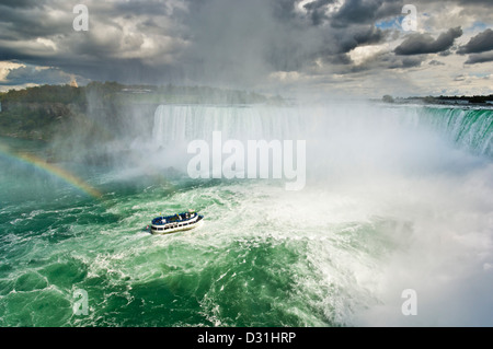 La Domestica della Foschia crociera in barca con i turisti in blu impermeabili cascate Horseshoe sul fiume Niagara Ontario Canada Foto Stock