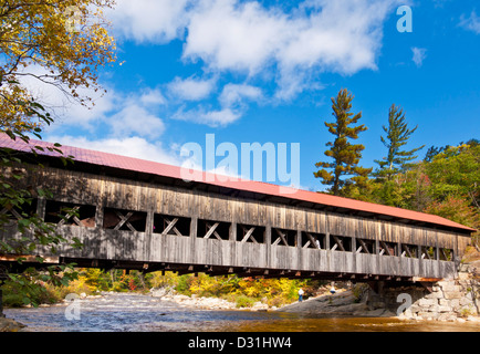 Albany coperto ponte sopra il fiume Swift Kancamagus Scenic Highway Route 112 White Mountains del New Hampshire USA Stati Uniti Foto Stock