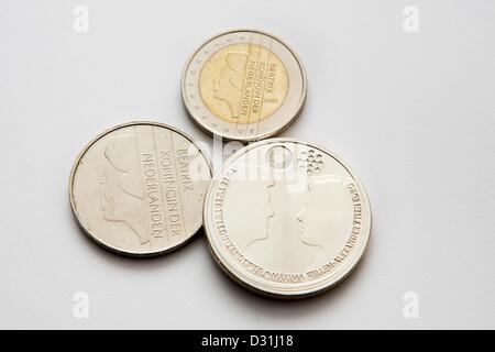 Dutch royals sono raffigurati sulle monete in euro e la vecchia Gulden monete. Questo mese, l'olandese Royal Coin inizierà la produzione di una speciale 2 euro moneta con la Regina Beatrice e il principe Willem-Alexander su di esso, 6 febbraio 2013. Foto: Patrick van Katwijk NETERLANDS E LA FRANCIA Foto Stock