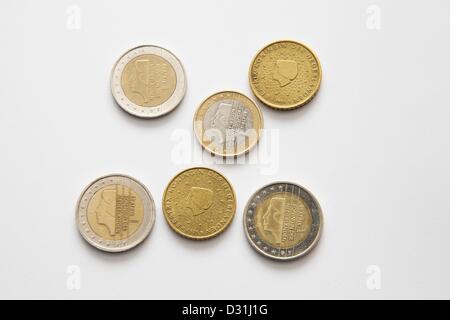 Dutch royals sono raffigurati sulle monete in euro e la vecchia Gulden monete. Questo mese, l'olandese Royal Coin inizierà la produzione di una speciale 2 euro moneta con la Regina Beatrice e il principe Willem-Alexander su di esso, 6 febbraio 2013. Foto: Patrick van Katwijk NETERLANDS E LA FRANCIA Foto Stock