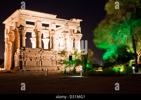 Spettacolo di suoni e luci sul chiosco di Traiano presso il Tempio di Iside di Philae,Agilika Island Aswan, Foto Stock