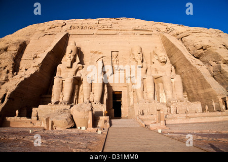 Statue del faraone Ramesse II sulla facciata esterna del Grande Tempio di Abu Simbel Egitto Foto Stock