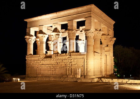 Spettacolo di suoni e luci sul chiosco di Traiano presso il Tempio di Iside di Philae,Agilika Island Aswan, Foto Stock