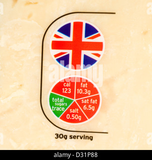 Close up di origine britannica e "semaforo" le etichette degli alimenti su un pacco di Sainsbury's formaggio cheddar REGNO UNITO Foto Stock