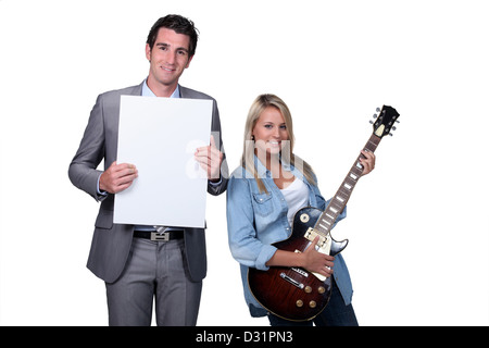 Adolescente avente una lezione di chitarra Foto Stock