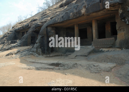 General-View di caverna n. Da 4 a 6 del gruppo inferiore, Kuda Grotte, Kolaba distretto, Maharastra, India. Foto Stock