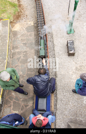 Arial vista di un uomo alla guida di una miniatura 2-8-0 locomotiva a vapore Foto Stock